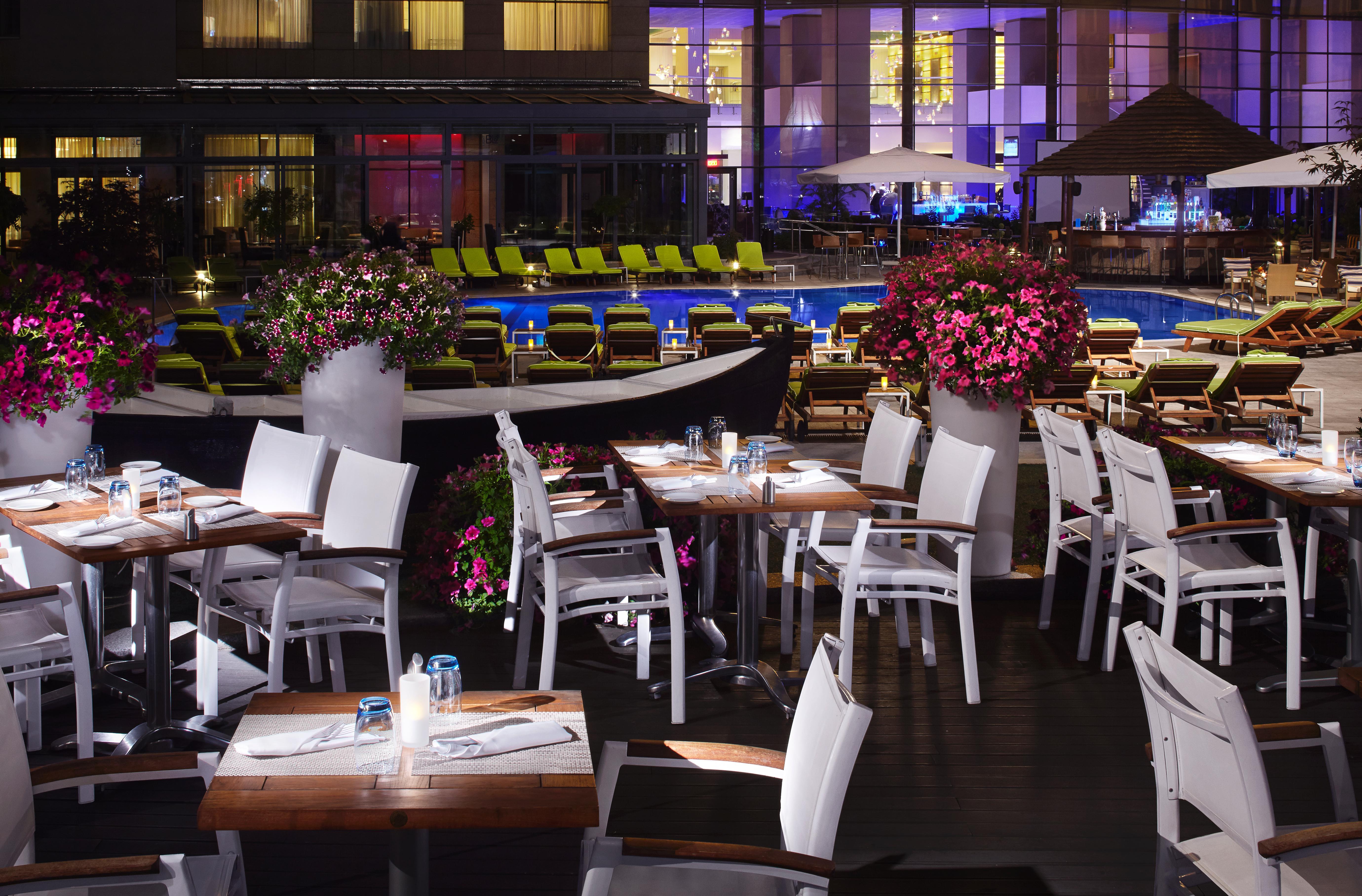 Radisson Blu Hotel Bucarest Esterno foto The pool at the W