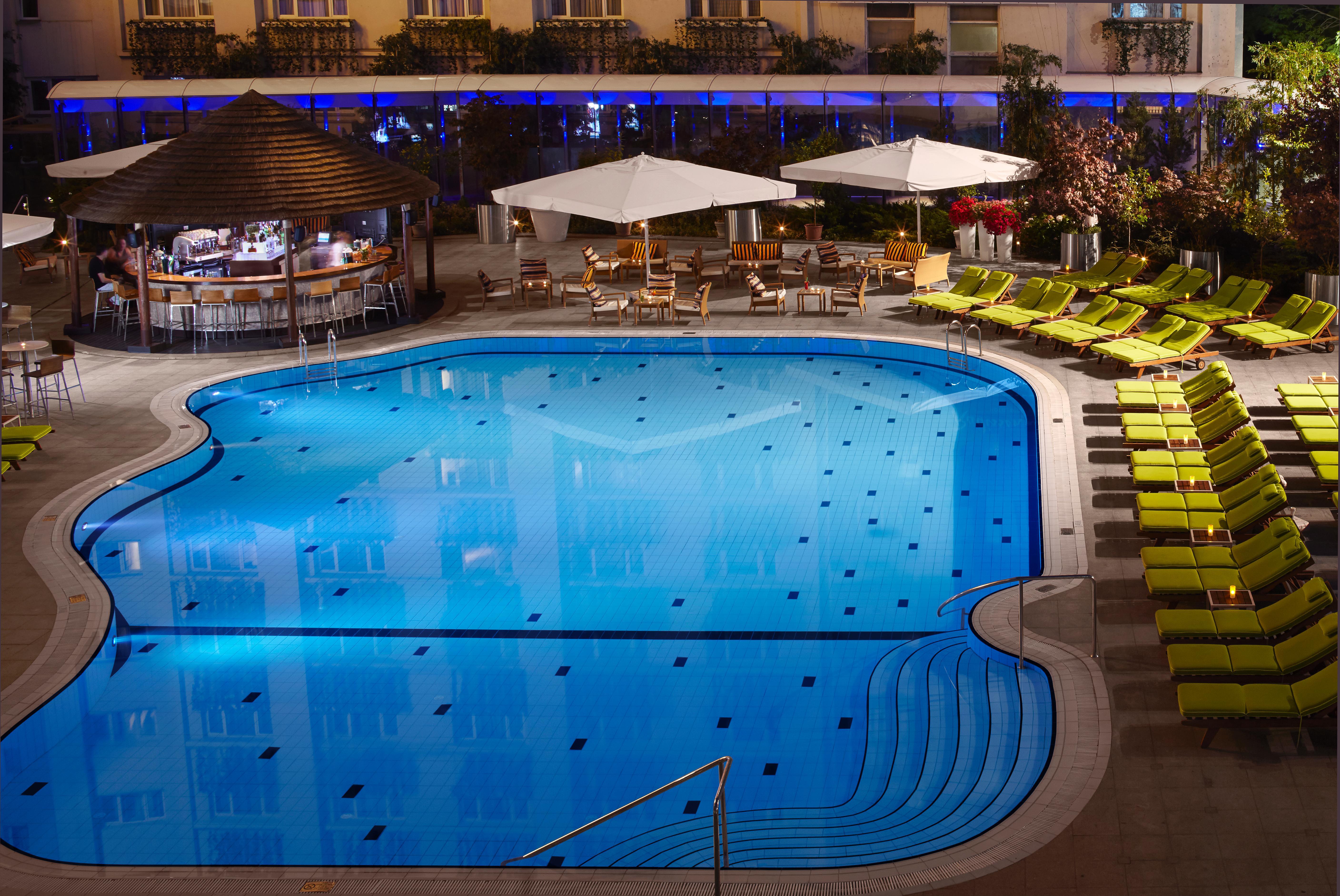 Radisson Blu Hotel Bucarest Esterno foto The pool at the hotel