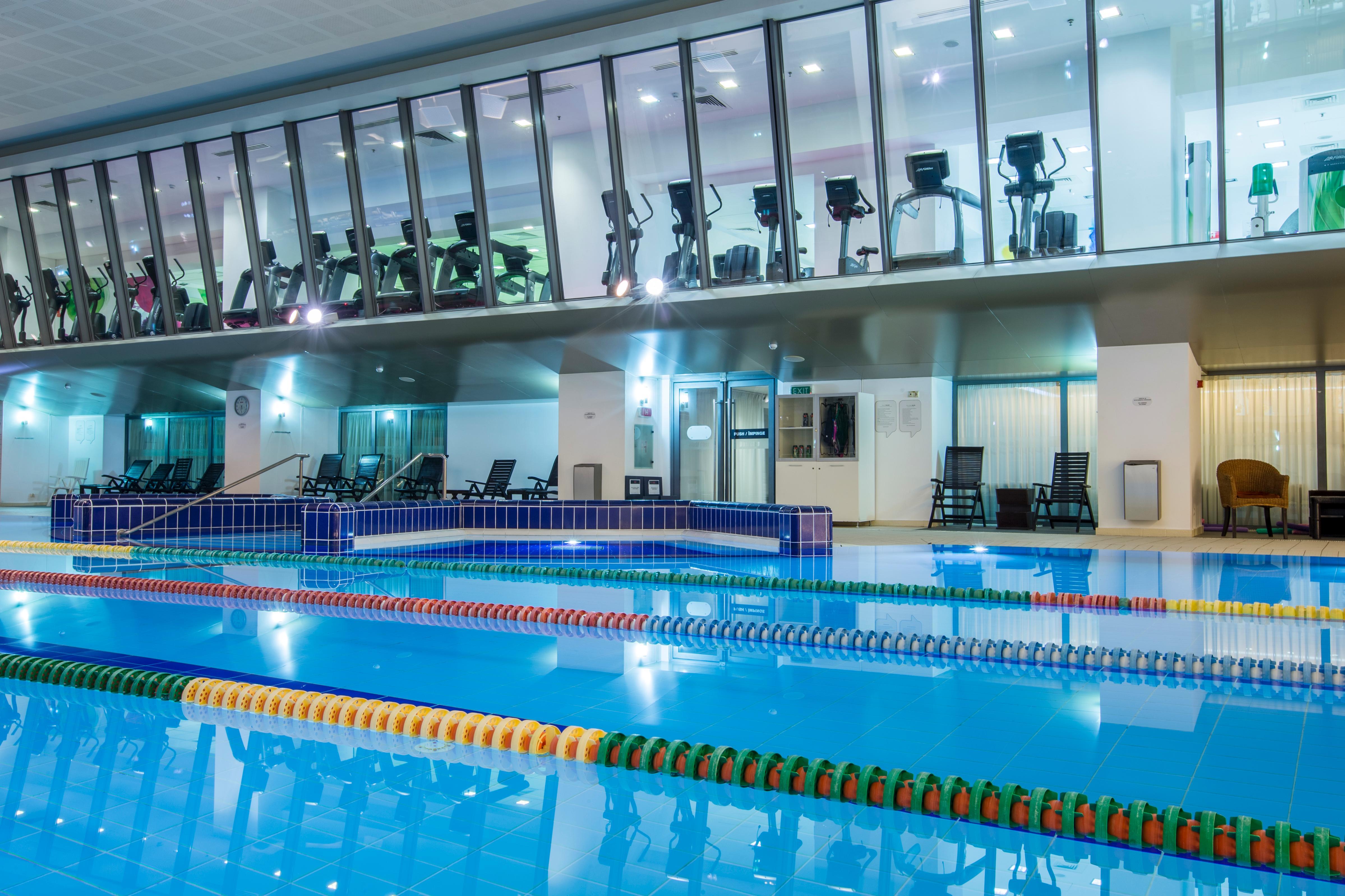 Radisson Blu Hotel Bucarest Esterno foto The swimming pool at the hotel