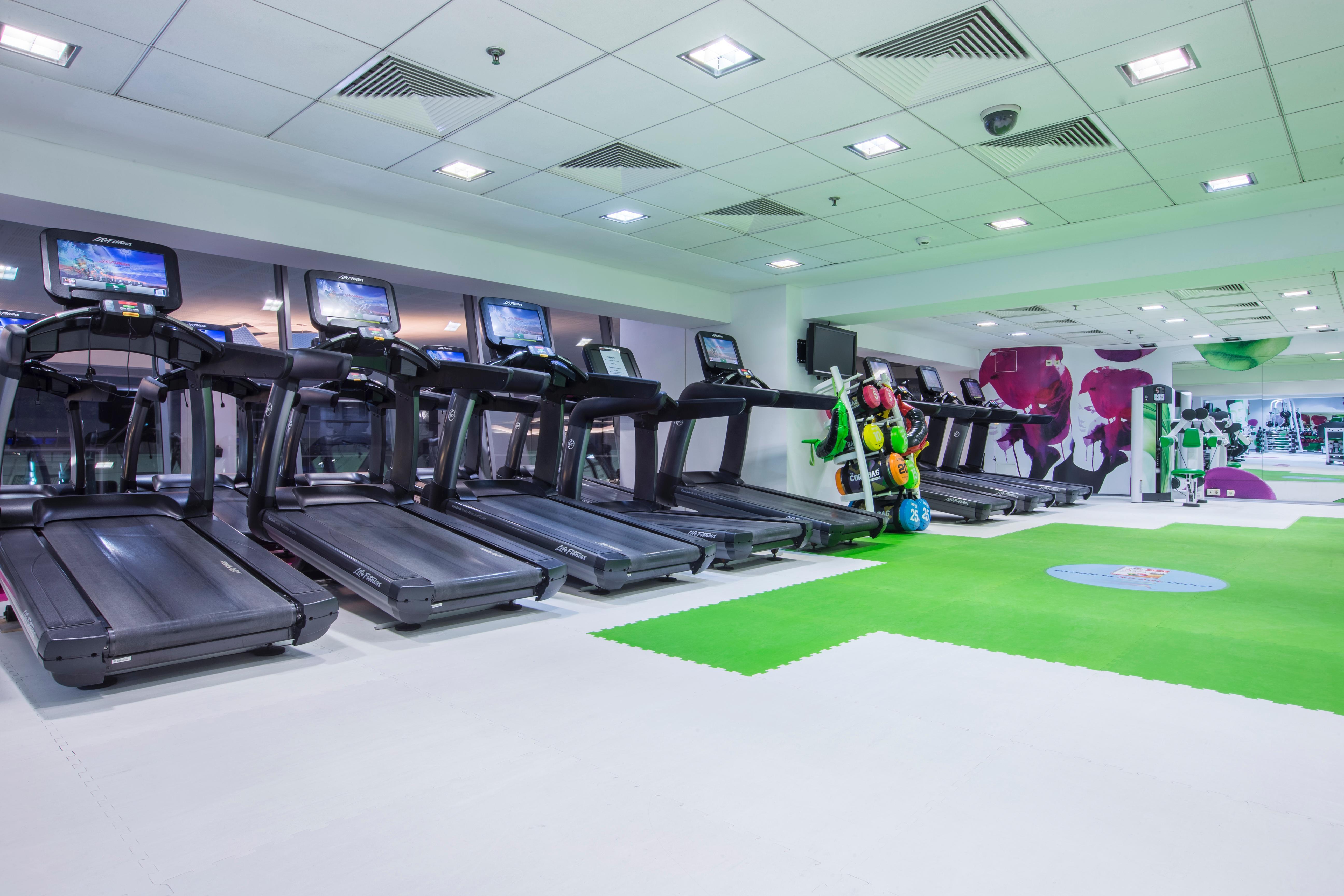 Radisson Blu Hotel Bucarest Esterno foto The gym at the new school
