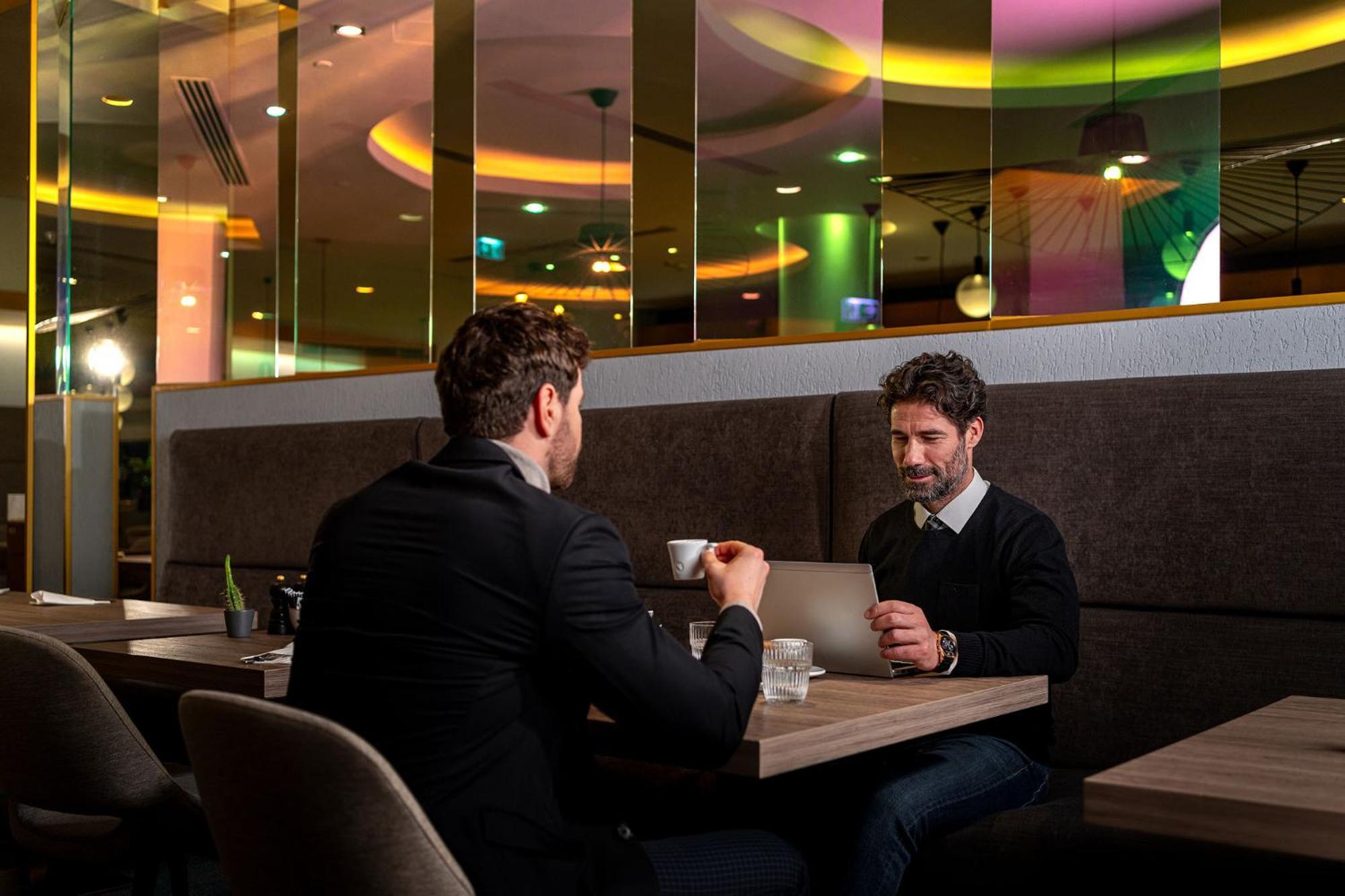 Radisson Blu Hotel Bucarest Esterno foto The restaurant