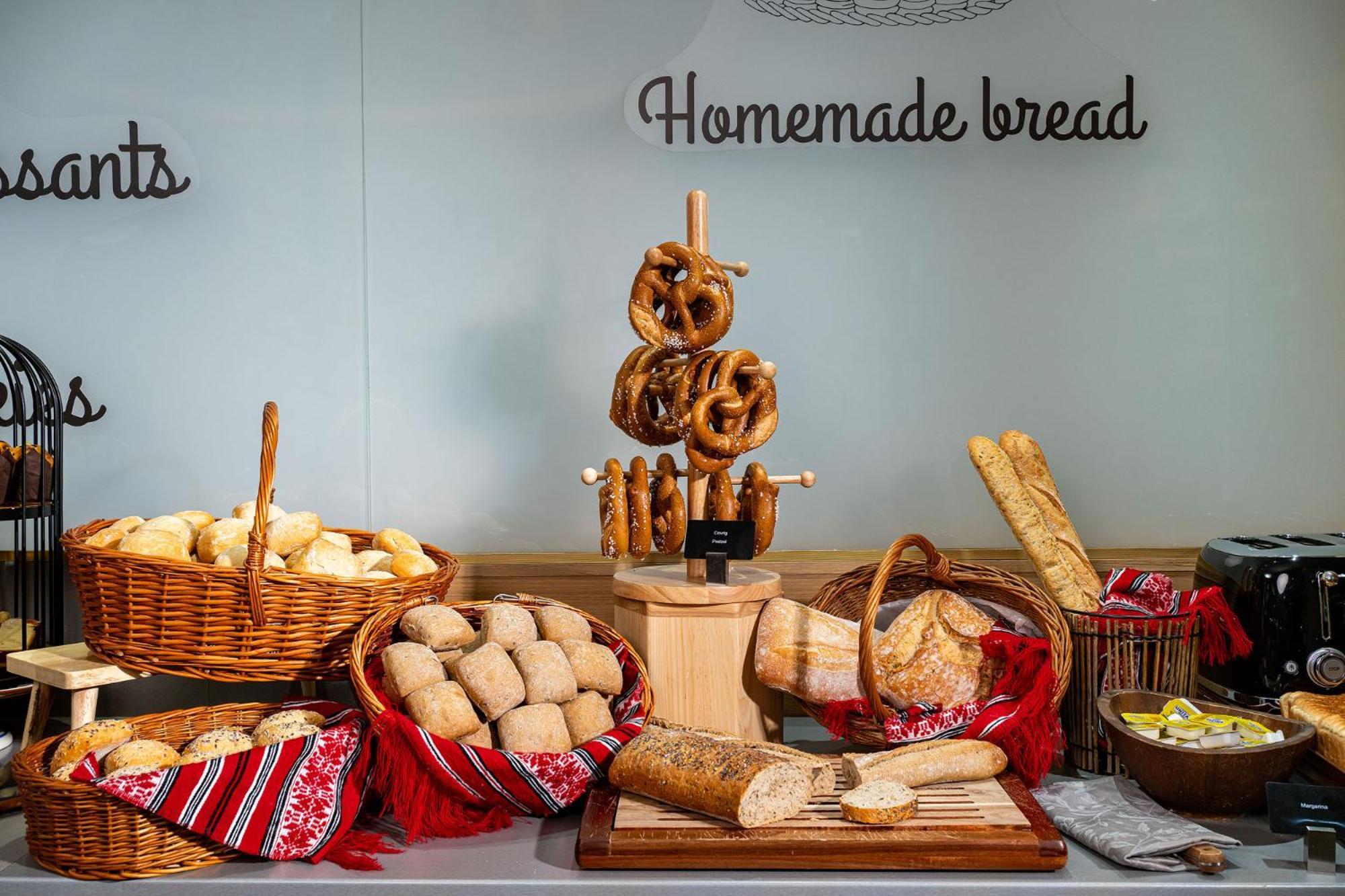 Radisson Blu Hotel Bucarest Esterno foto Bread at a bakery