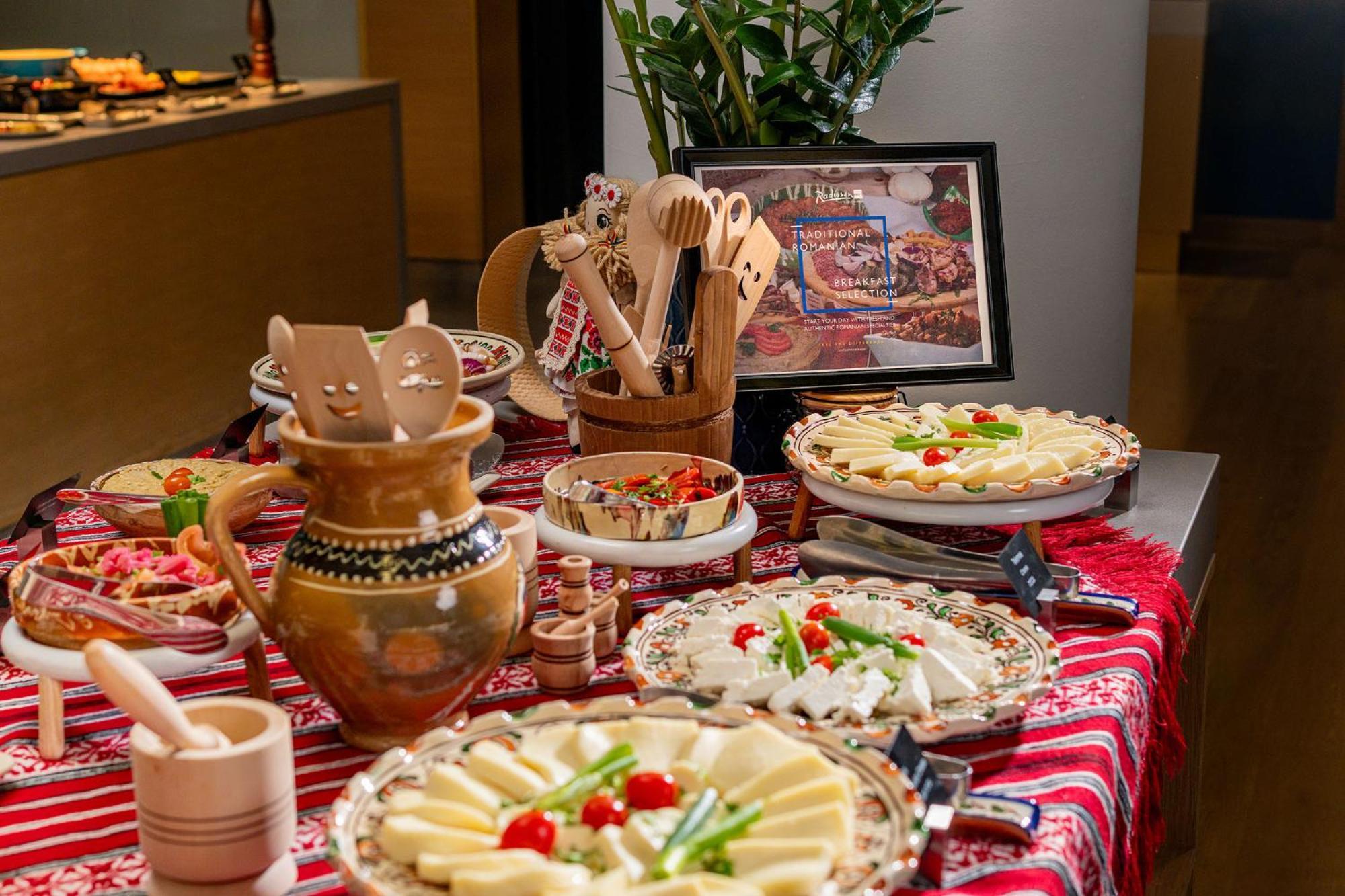 Radisson Blu Hotel Bucarest Esterno foto A cheese platter