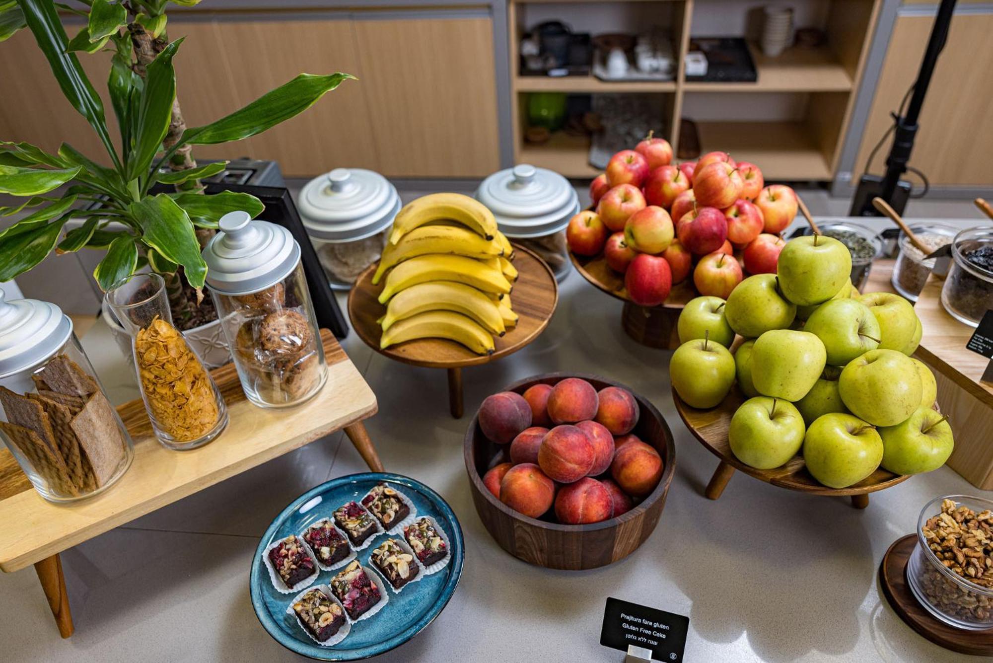 Radisson Blu Hotel Bucarest Esterno foto Healthy snacks at a workplace
