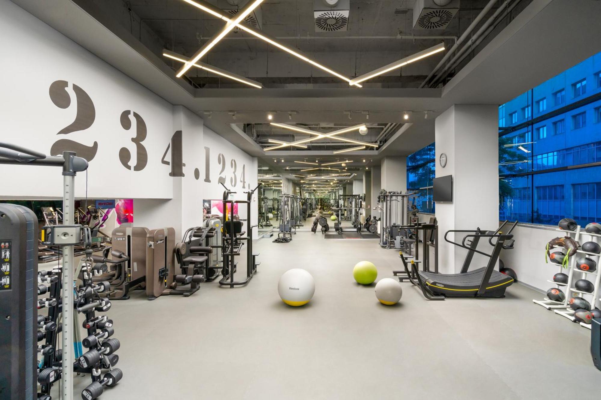 Radisson Blu Hotel Bucarest Esterno foto The gym at the 23rd floor