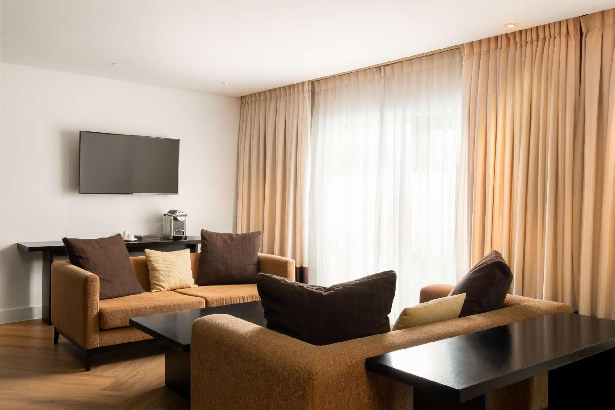 Radisson Blu Hotel Bucarest Esterno foto A living room with a television