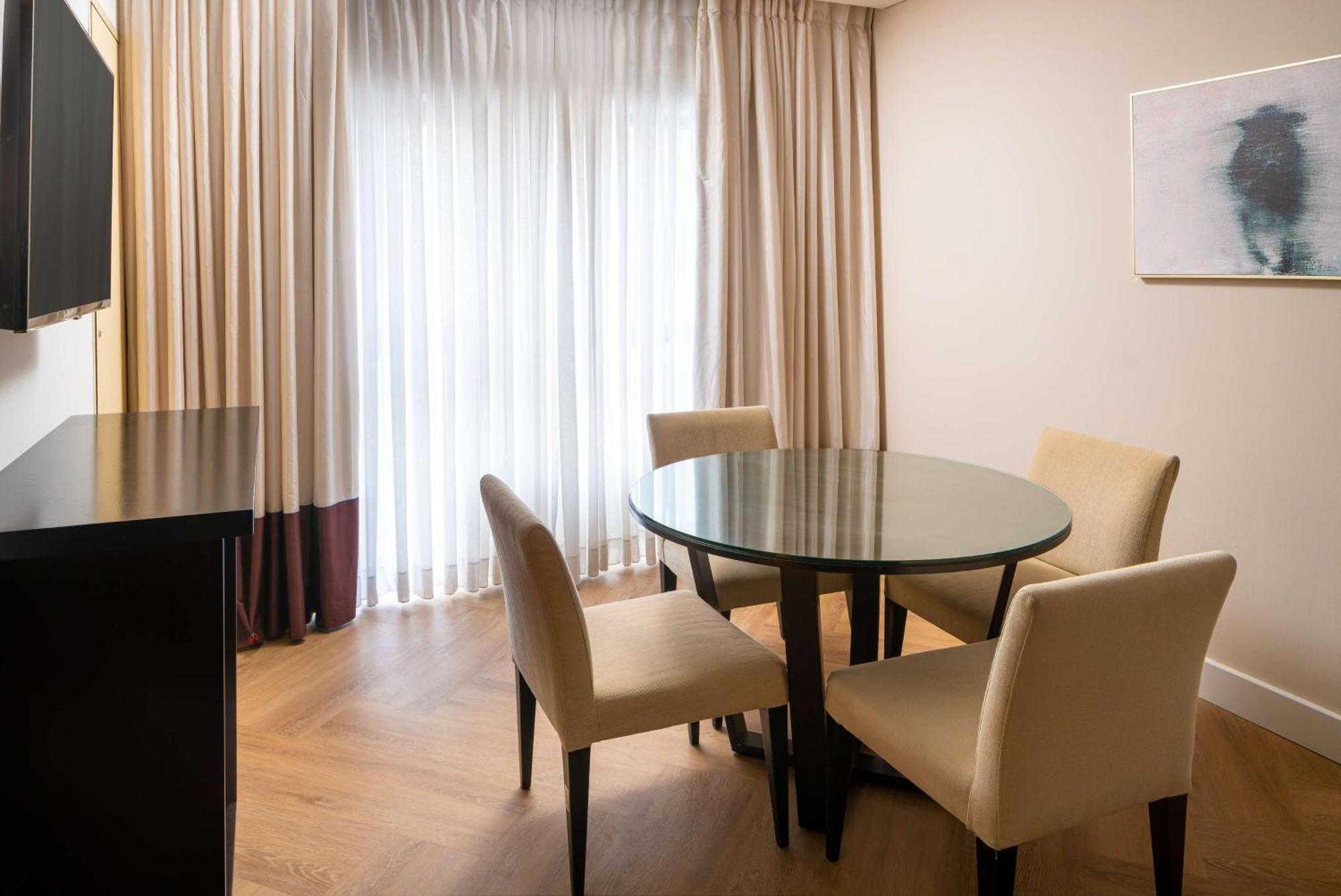 Radisson Blu Hotel Bucarest Esterno foto A dining room