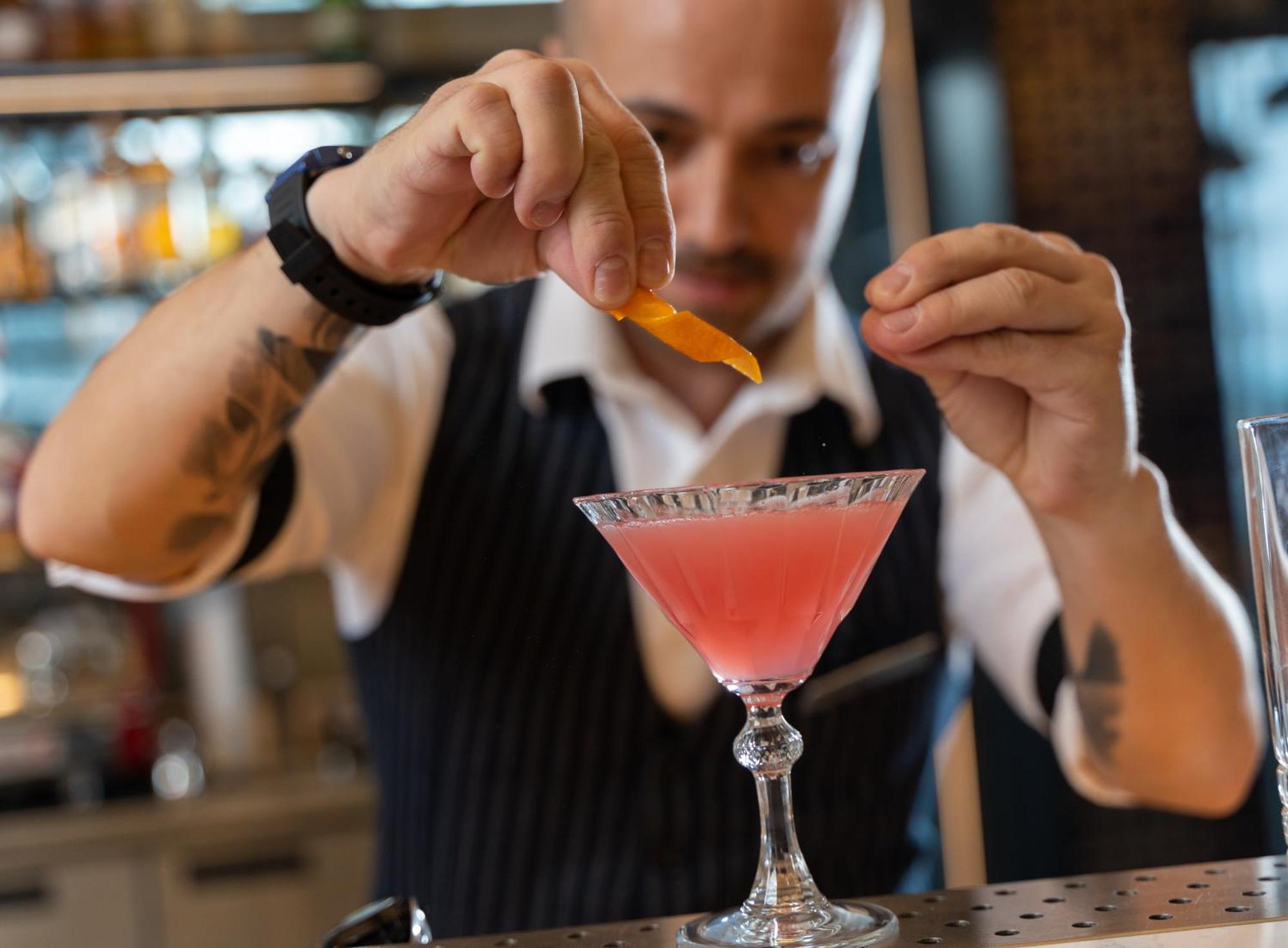Radisson Blu Hotel Bucarest Esterno foto A bartender adding a twist to a cocktail