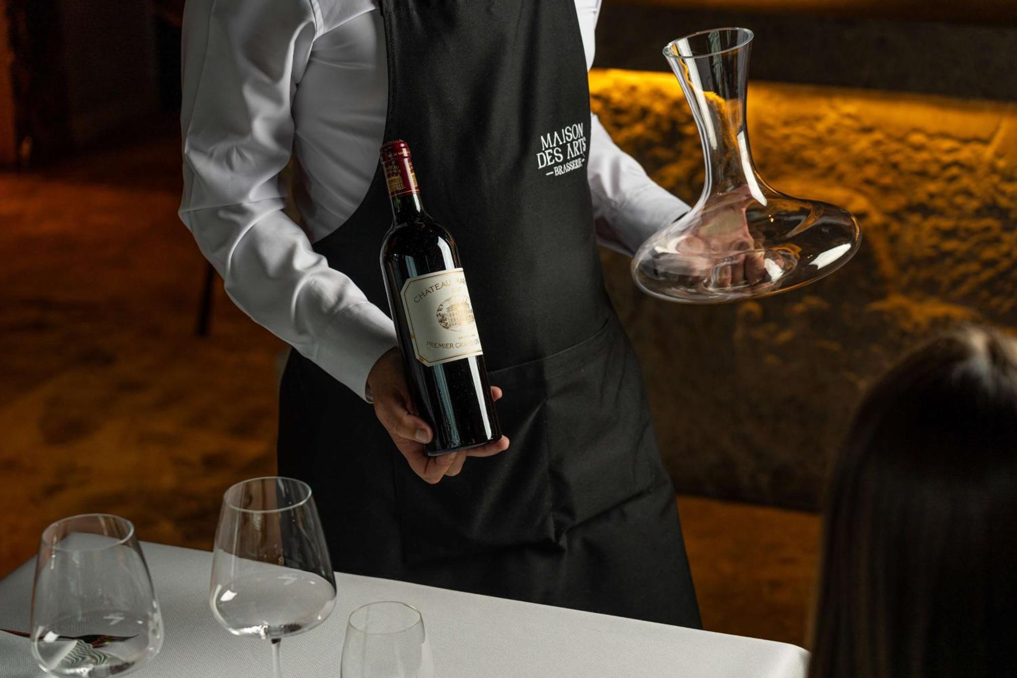 Radisson Blu Hotel Bucarest Esterno foto Sommelier with a wine bottle and a decanter