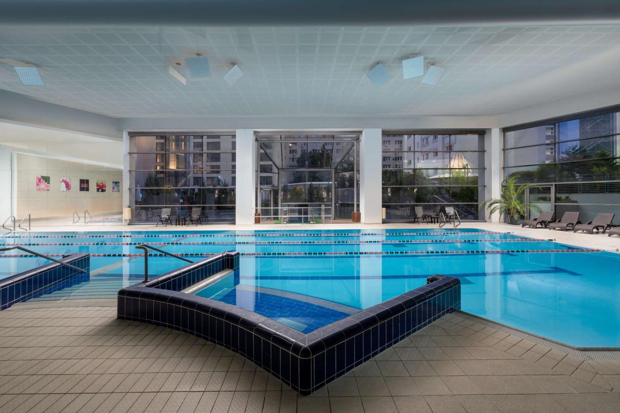 Radisson Blu Hotel Bucarest Esterno foto Swimming pool