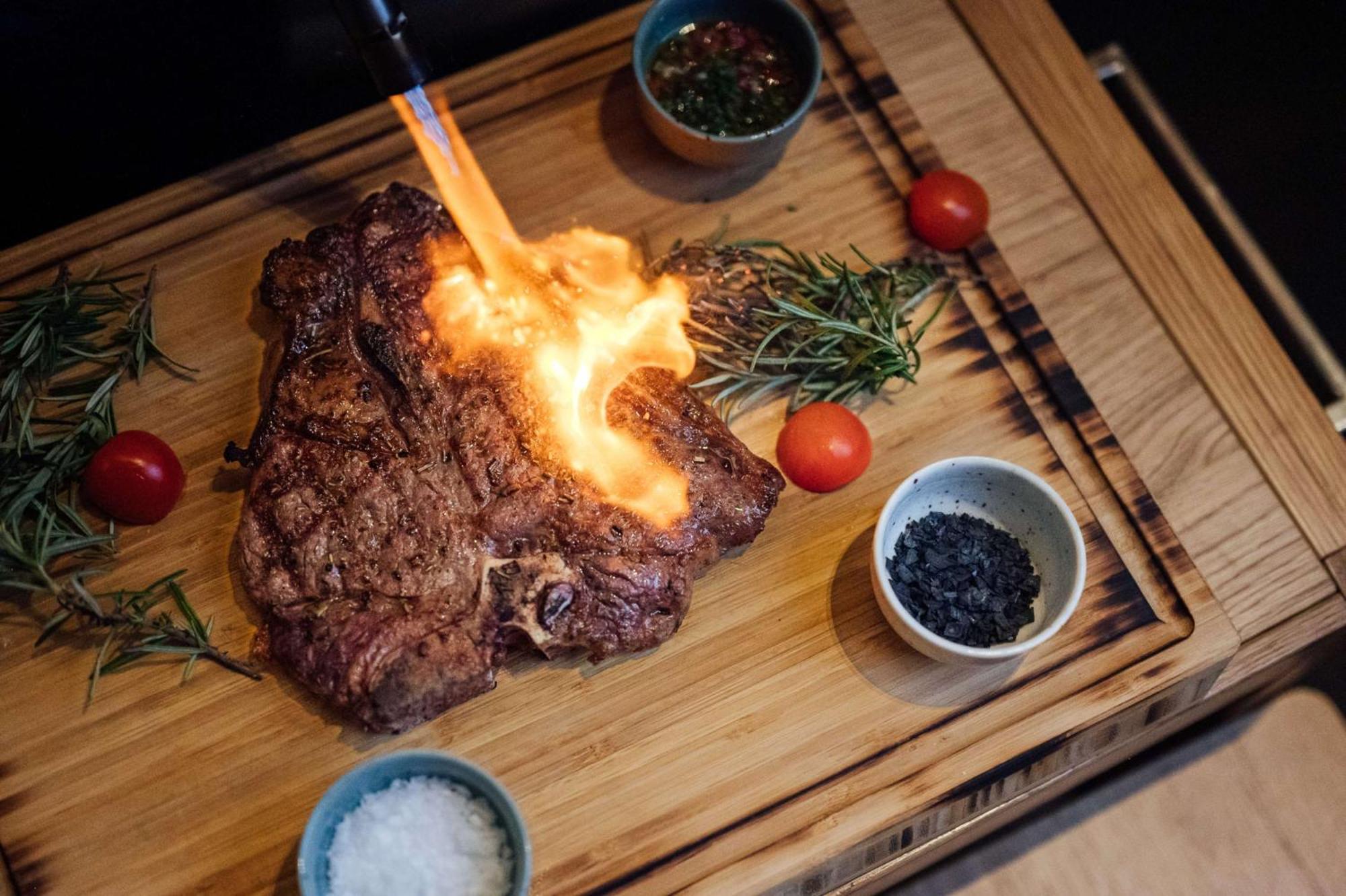 Radisson Blu Hotel Bucarest Esterno foto A steak being flamed