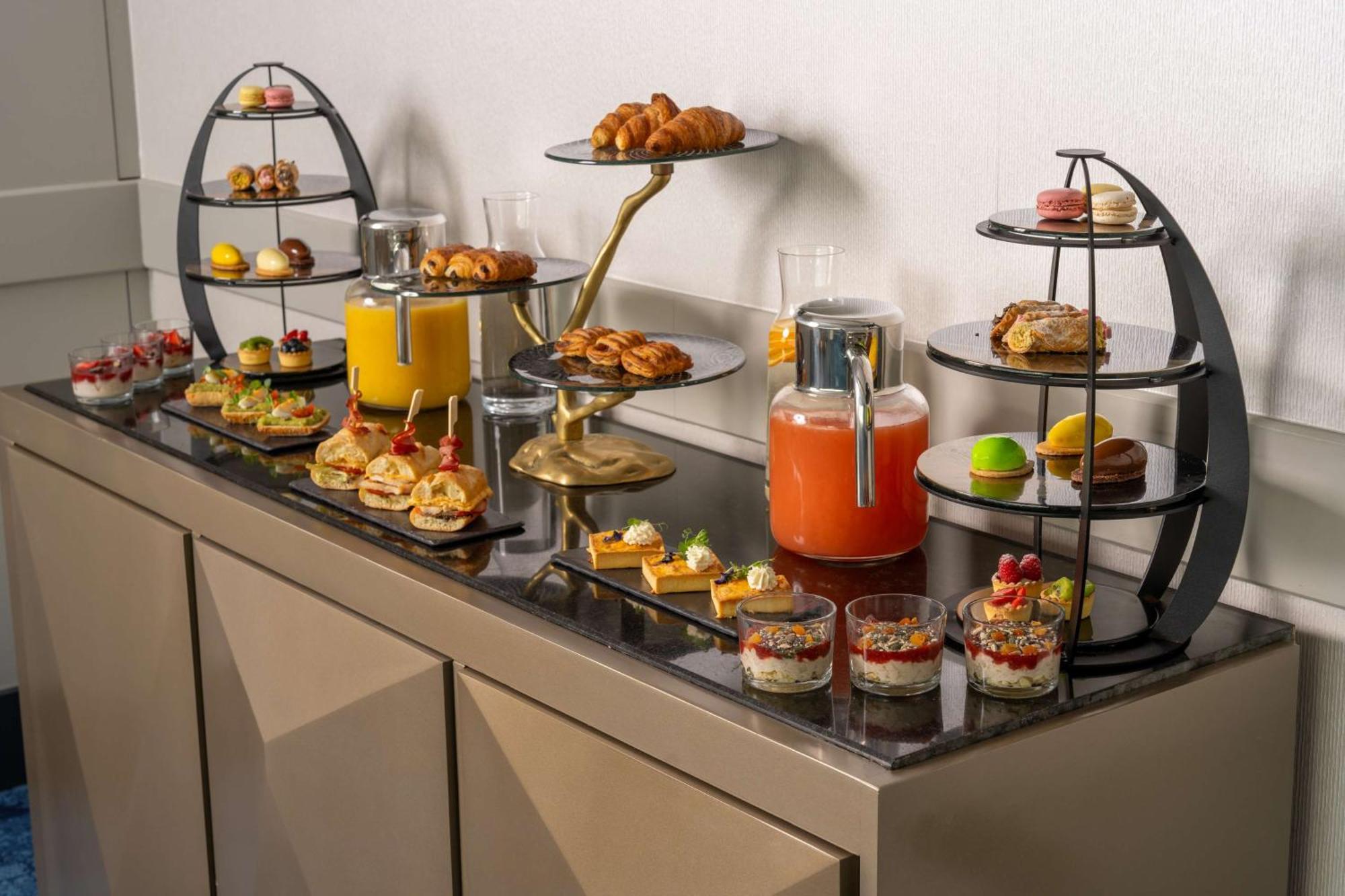 Radisson Blu Hotel Bucarest Esterno foto A buffet of desserts