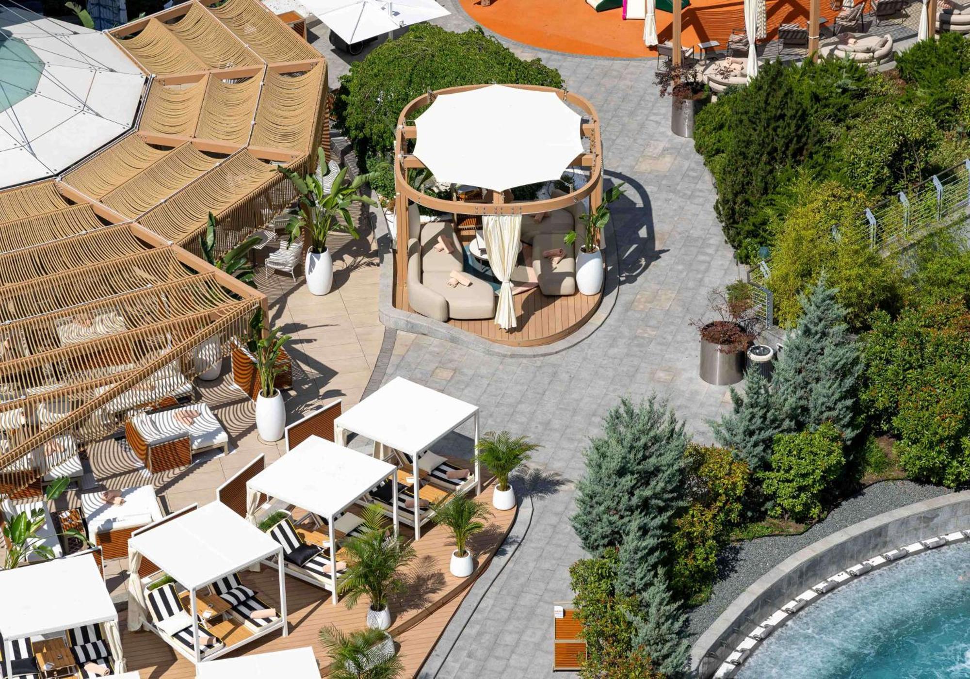 Radisson Blu Hotel Bucarest Esterno foto The pool at the W