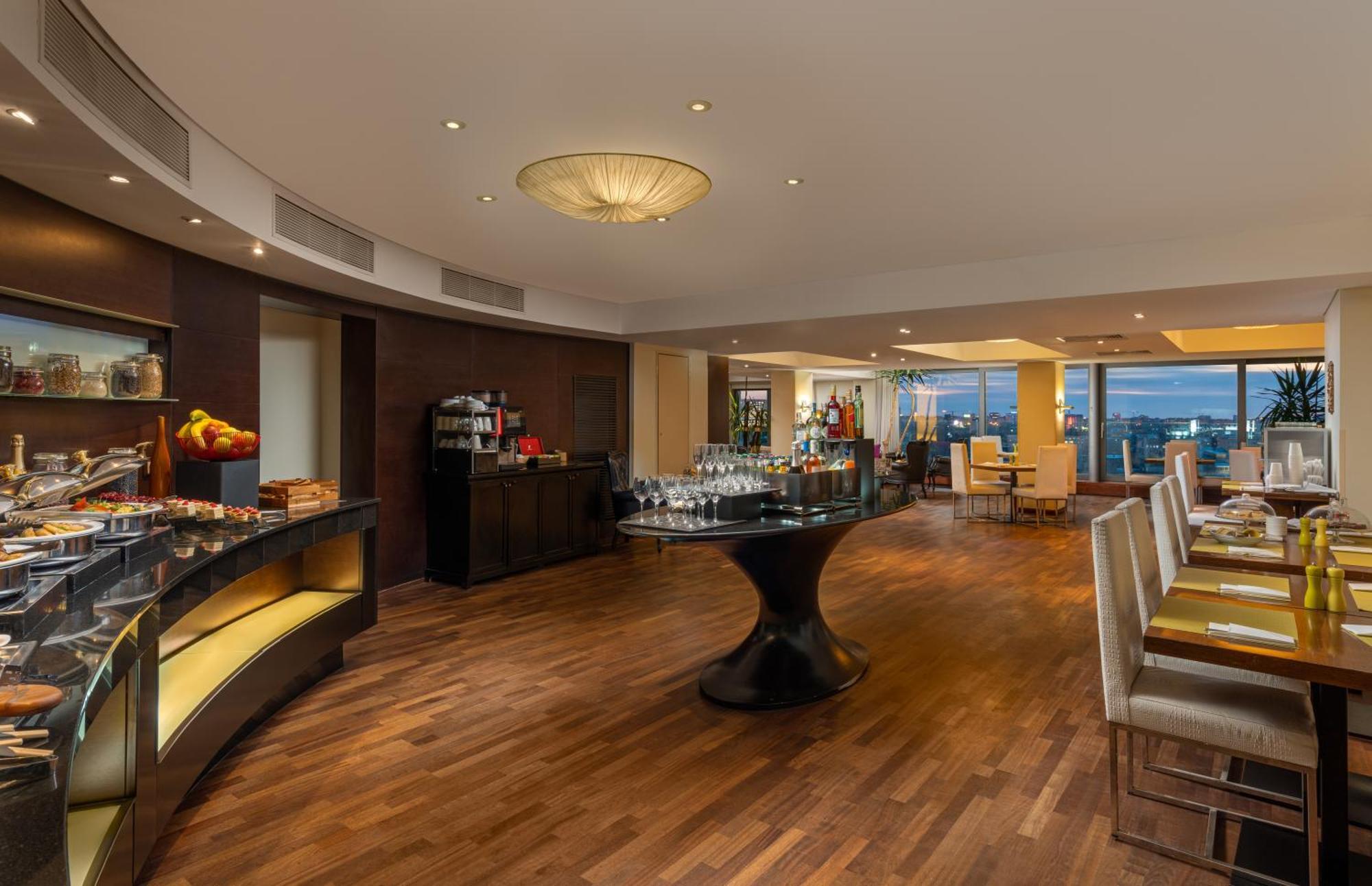 Radisson Blu Hotel Bucarest Esterno foto Club Lounge at the 36th floor